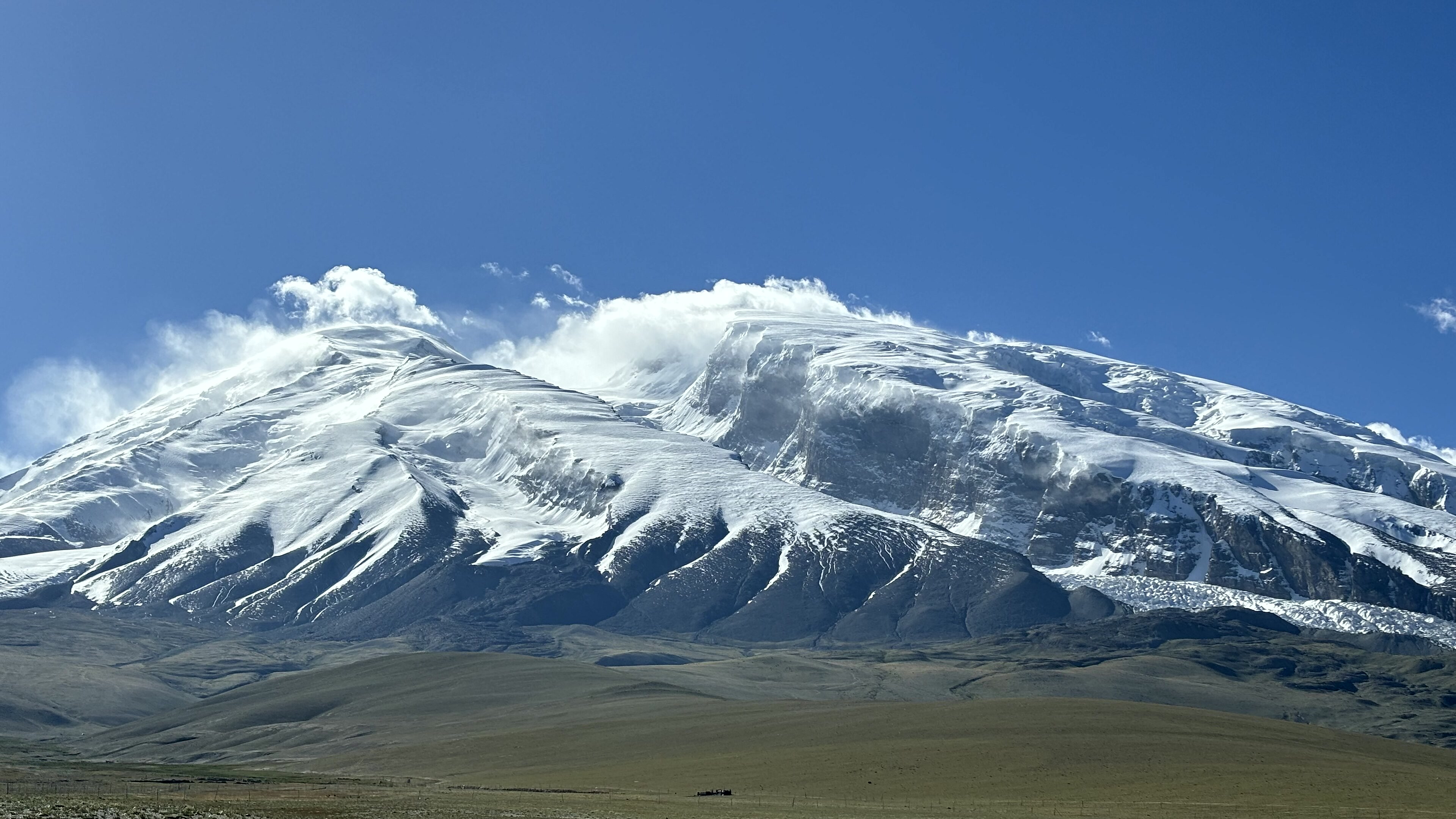新疆慕士塔格峰雪线与高原