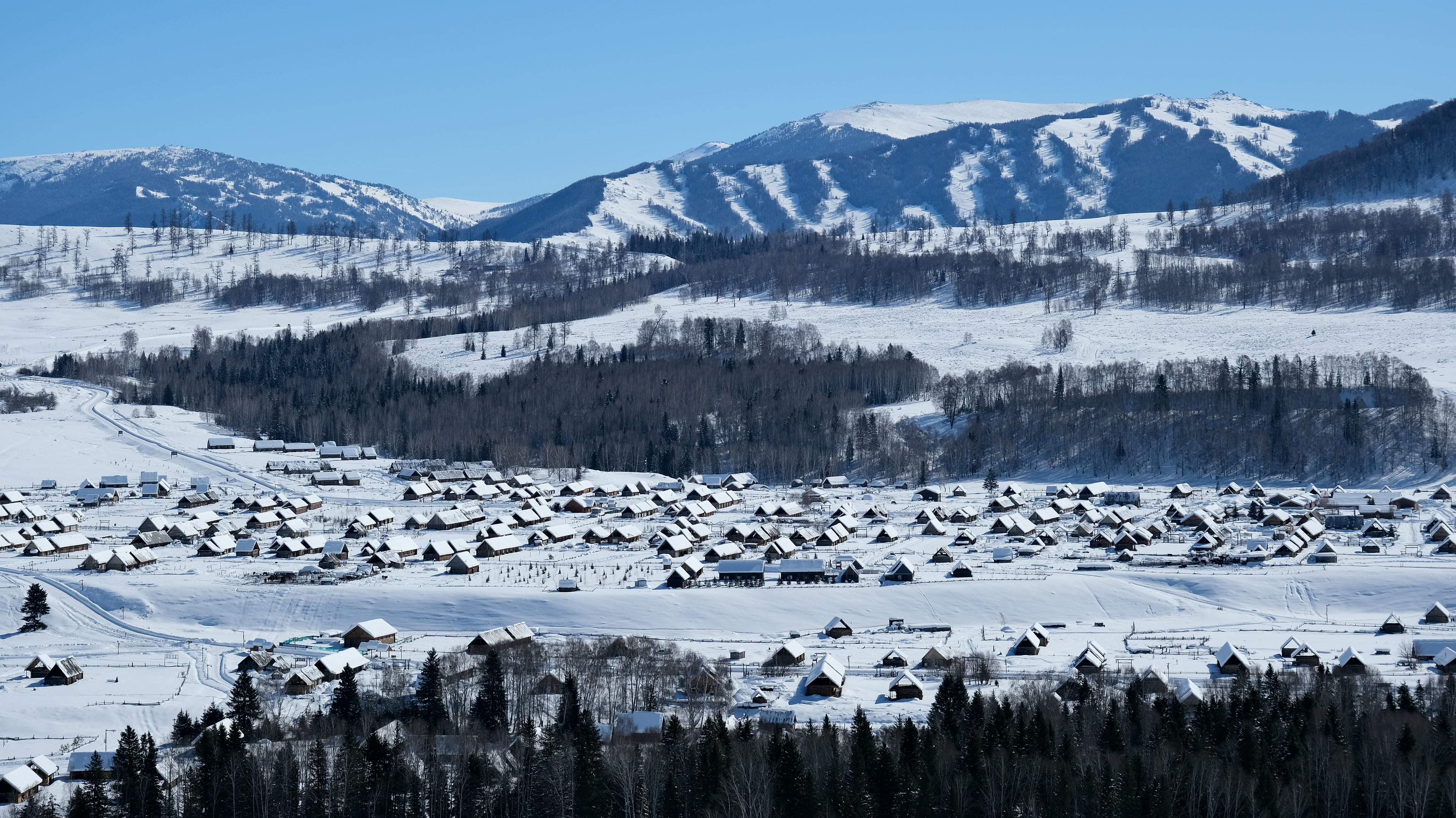 新疆禾木雪村与阿尔泰山冬日旷野