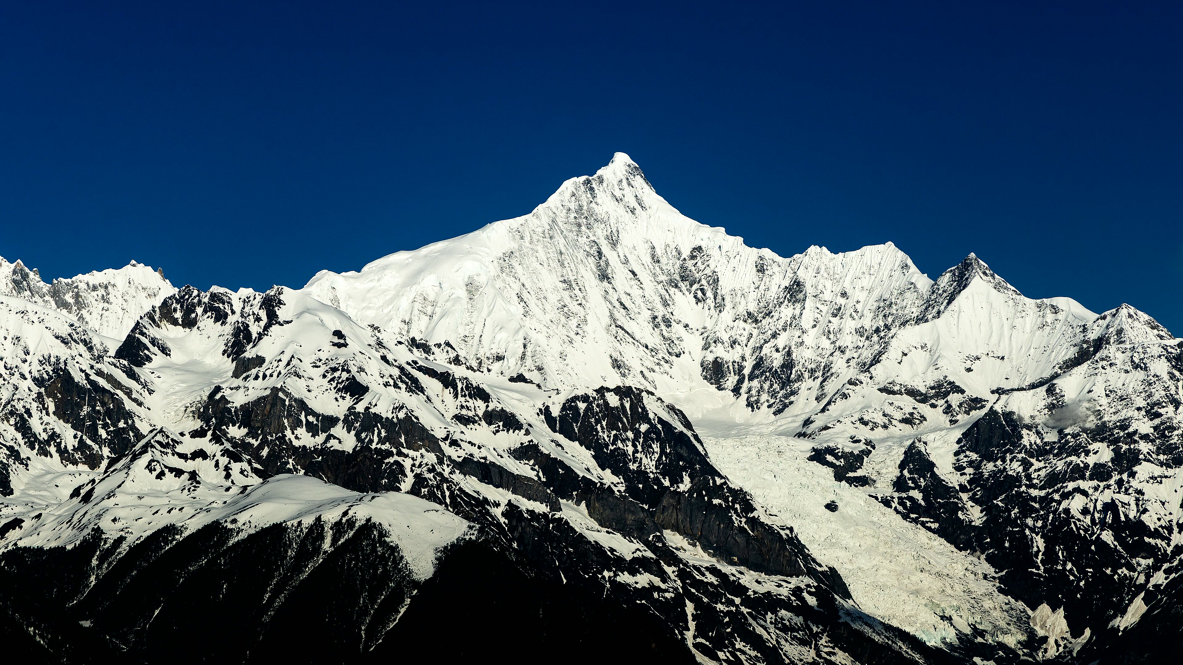 云南梅里雪山卡瓦格博峰